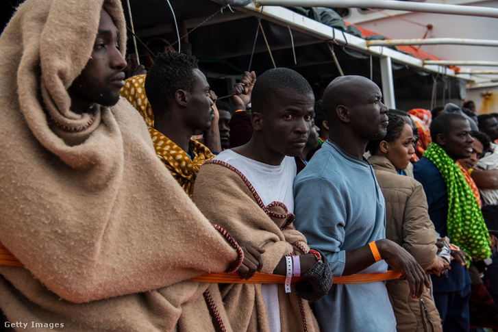 Afrikai migránsok az Open Arms fedélzetén 2017 február 19-én.