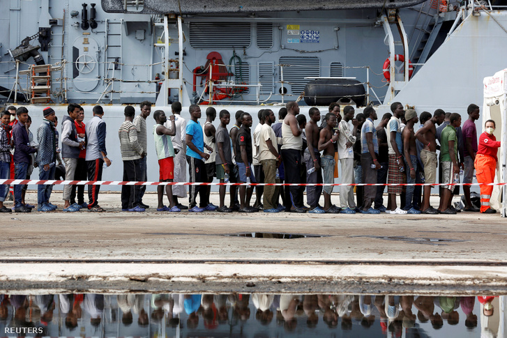 Vízből kimentett migránsok hagynak el egy olasz hadihajót 2016 szeptember 16-án.