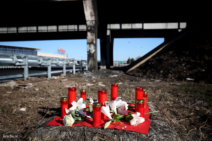 Mécsesek és virágok a baleset helyszínén, 2017. január 22-én