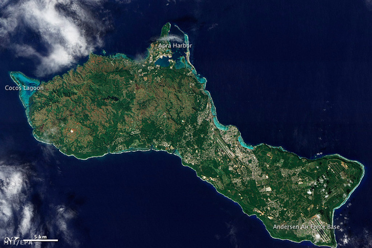 Az amerikai Repülésügyi és Űrkutatási Hivatal, a NASA EO-1 Földfigyelő műholdjával 2011. december 30-i én készített felvétel az Egyesült Államok csendes-óceáni külbirtokát képező Guam szigetéről.