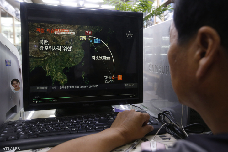 Az Észak-Korea és az Egyesült Államok között elmérgesedett helyzet legújabb fejleményéről szóló televíziós híradást néz egy dél-koreai férfi számítógépen Szöulban 2017. augusztus 10-én
