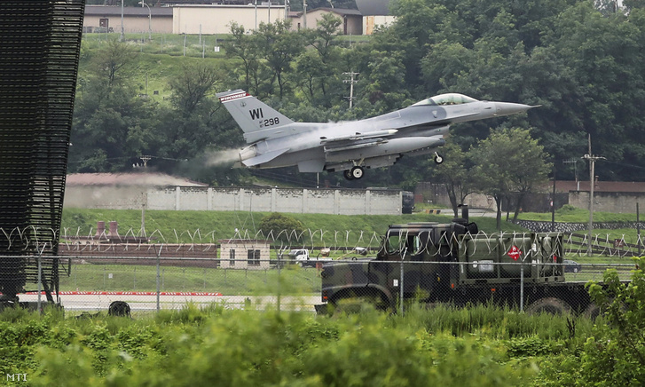 Az amerikai légierő egyik F-16 típusú vadászbombázó repülőgépe leszáll az Oszan amerikai légi támaszponton a dél-koreai fővárostól szöultól 70 kilométerre fekvő Pjongtekben 2017. augusztus 10-én.