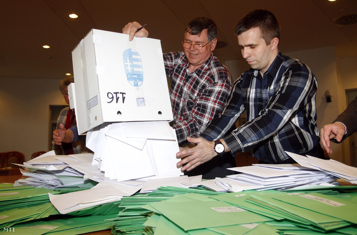 Szavazatszámlálás Miskolcon 2014. április 12-én.