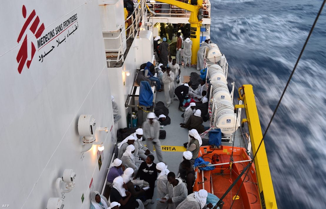 Menekültek a MSF mentőhajójának, az Aquariusnak a fedélzetén
