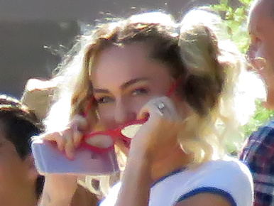 Miley Cyrus egyre férjezettebbnek tűnik