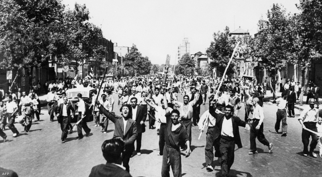 A sah beiktatásáért tüntető monarchisták Teheránban 1953 augusztusában.