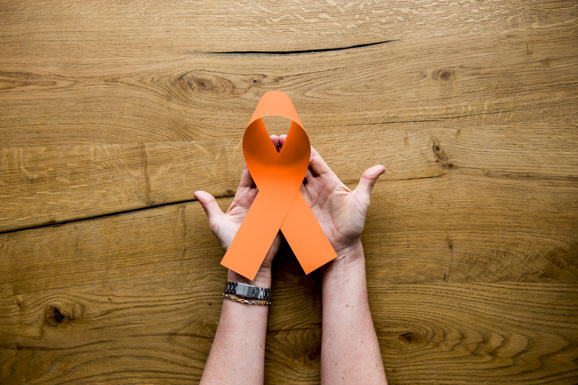 A leukémia elleni harc szimbóluma, a narancssárga szalag.