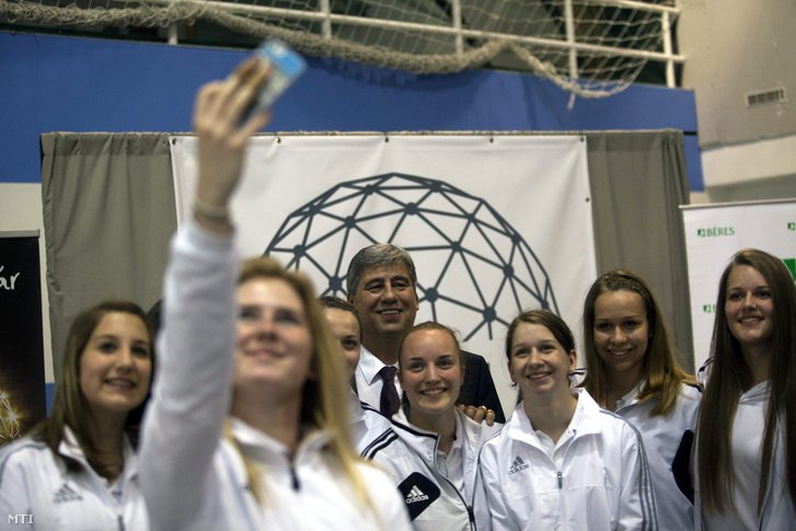 Mocsai Lajossal a Nemzeti Kézilabda Akadémia tudományos és szakmai főigazgatójával akadémista lányok közös fotót készítenek a Nemzeti Kézilabda Akadémia sportcsarnokának alapkőletételi ünnepségén a 2015. április 17-én.