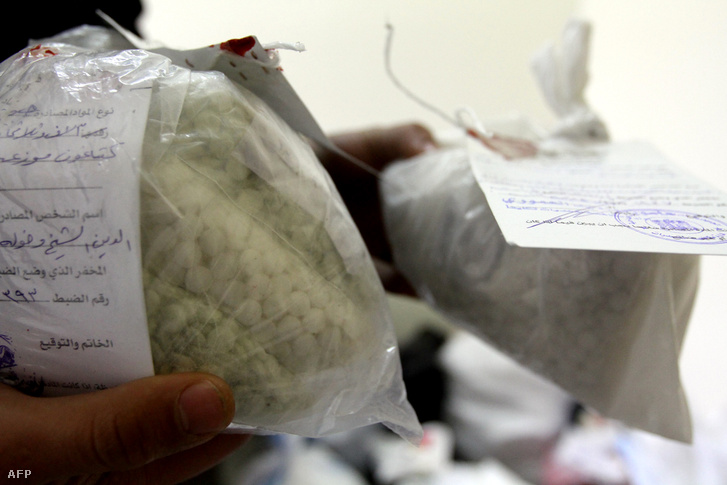 A szíriai rendőrség által lefoglalt kábítószer, többek között captagon tabletták a damaszkuszi rendőrségen 2016. január 4-én