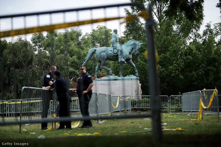 Rendőrök állnak Robert E. Lee szobra közelében Charlottesville-ben, 2017. augusztus 13-án