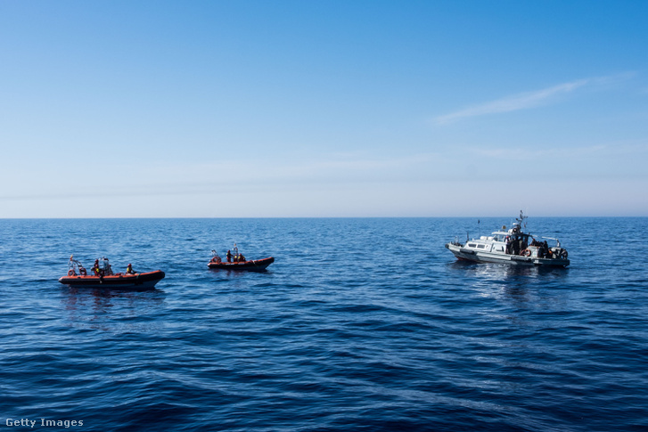 A spanyol, Open Arms nevű NGO a líbiai parti őrség hajói a Földközi-tengeren 2017. június 15-én
