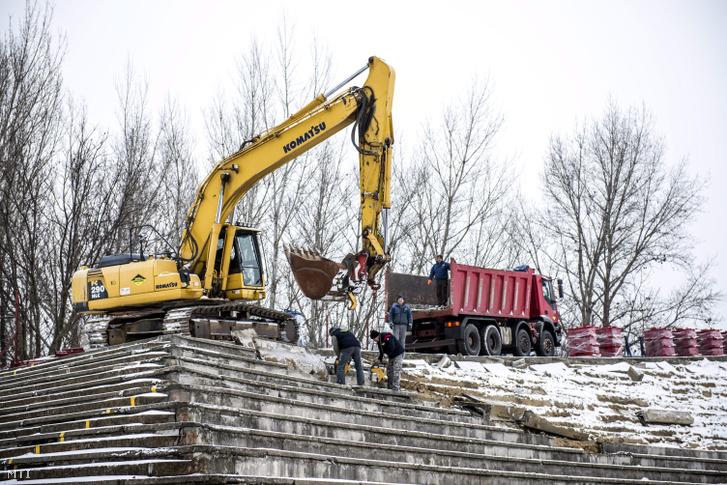 Munkagép dolgozik a székesfehérvári Sóstói Stadion bontásán 2016. január 6-án.