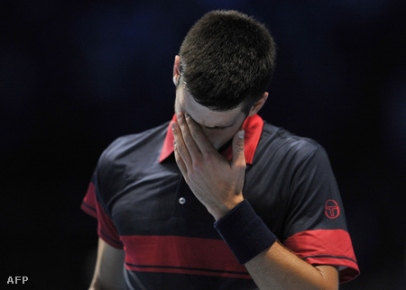 A szerb teniszező kontaktlencséje miatt kényszerült megszakítani a mérkőzést (Fotó: Glyn Kirk)