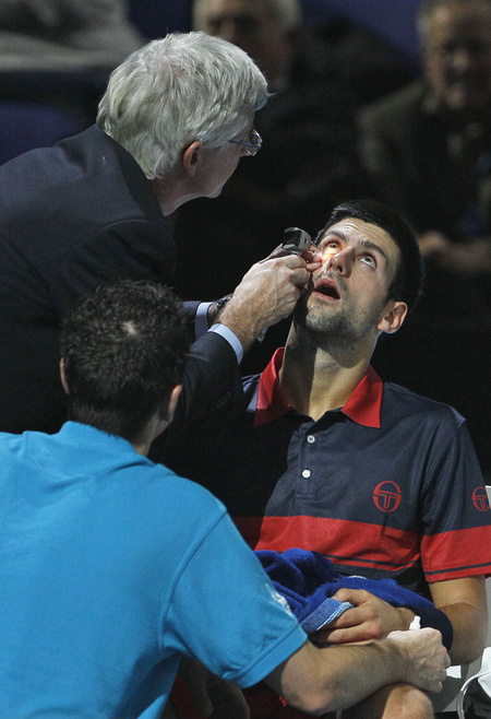 Novak Djokovics szemét orvos vette kezelésbe (Fotó: AP/Kirsty Wigglesworth)