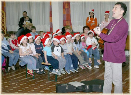 Gyerekek egy karácsonyi ünnepségen a Cseppkő utcai otthonban (forrás: egy-masert.hu)