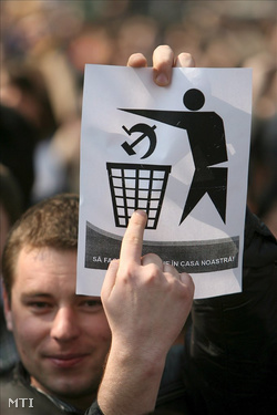 Kommunista-ellenes plakát egy fiatal tüntető kezében 2009-ben