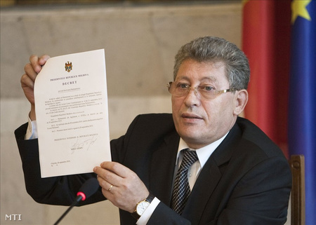 Mihai Ghimpu az általa aláírt, a moldovai parlamentet feloszlató rendelettel