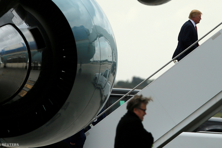 Donald Trump száll repülőre Floridában, a gép mellett Steve Bannon 2017. március 5-én