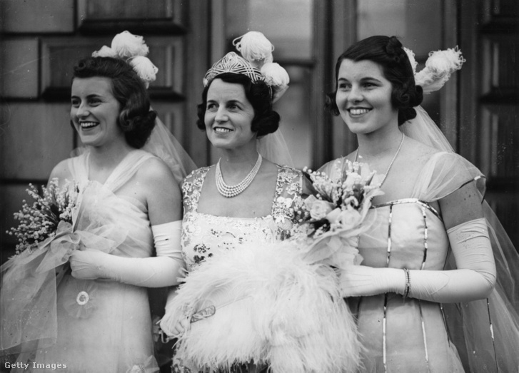 Rose Elizabeth Fitzgerald, mellette két lánya: balra Katlhleen, jobbra Rosemary Kennedy. A fotó 1938-ban készült, amikor a nők a brit királyi párral találkoztak.