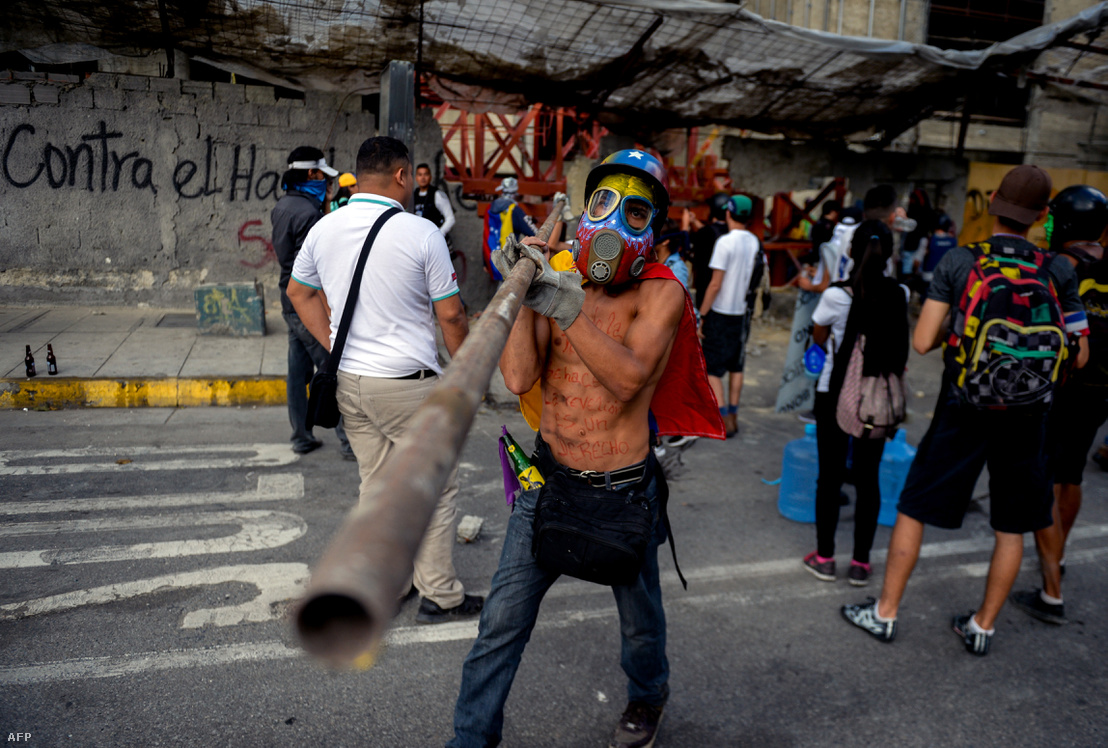 Tüntetők az utcán Caracasban, az alkotmánymódosítás szavazása előtti napokban.