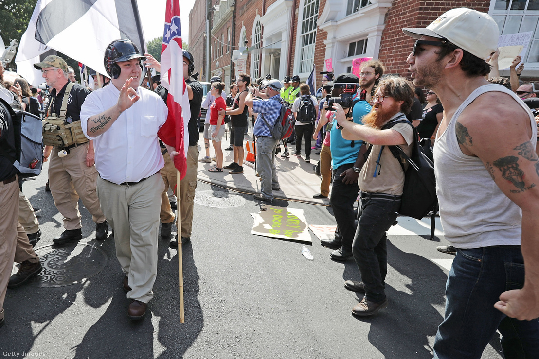 Tüntetők Charlottesville-ben, augusztus 12-én.