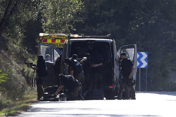 Spanyol rendőrök csomagolnak az akció helyszínén.