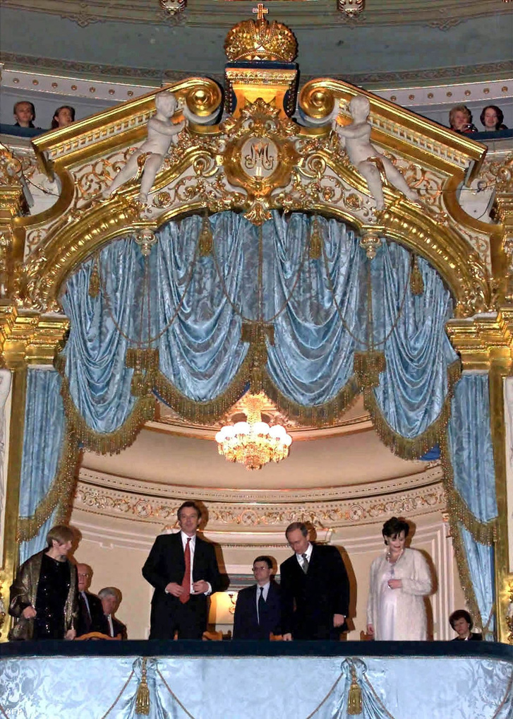 Tony Blair brit miniszterelnök (b.2.) felesége, Cherie asszony (j.2.) társaságában Vlagyimir Putyin orosz elnökkel (j) és feleségével, Ljudmila asszonnyal (b) a szentpétervári Mariinszkij Színházban ahol megnézték a Háború és béke című musicalt, 2000. március 11-én