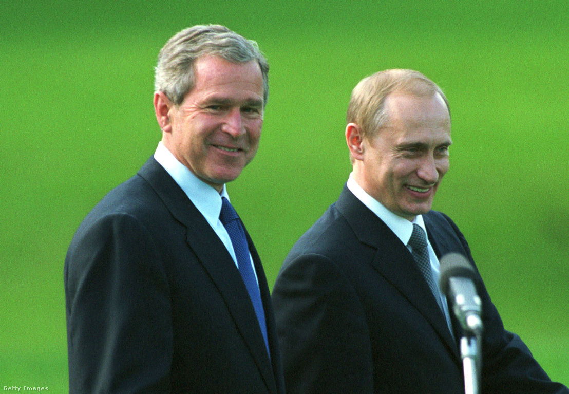 George W. Bush amerikai elnök és Vlagyinir Putyin orosz elnök, Ljubljanától 35 kilométerre fekvő kranji Brdo kastélyban tartott megbeszélés előtt 2001. június 16-án.