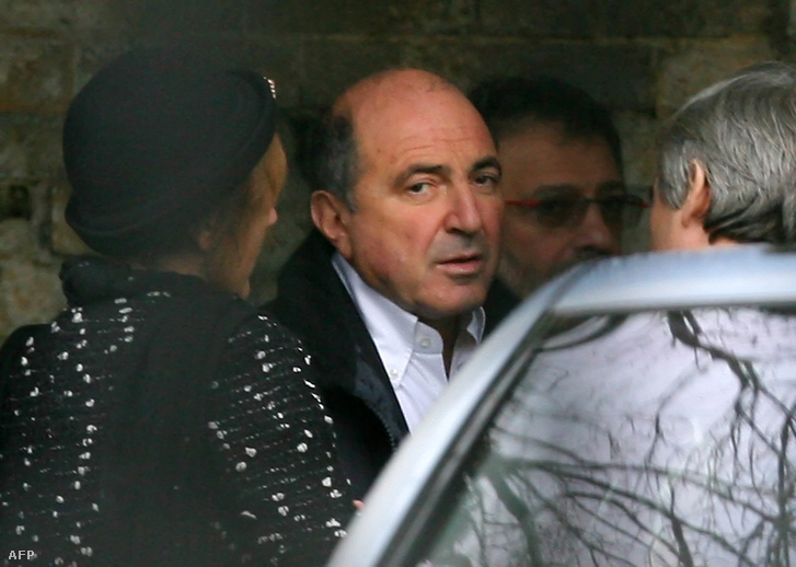 Borisz Berezovszkij Nagy-Britanniában élő orosz üzletember, az elhunyt közeli barátja várja a múlt hónapban mérgezésben elhunyt Alekszander Litvinyenko egykori orosz titkosszolgálati alezredes temetési szertartásának kezdetét a londoni Highgate temetőben 2006. december 7-én.