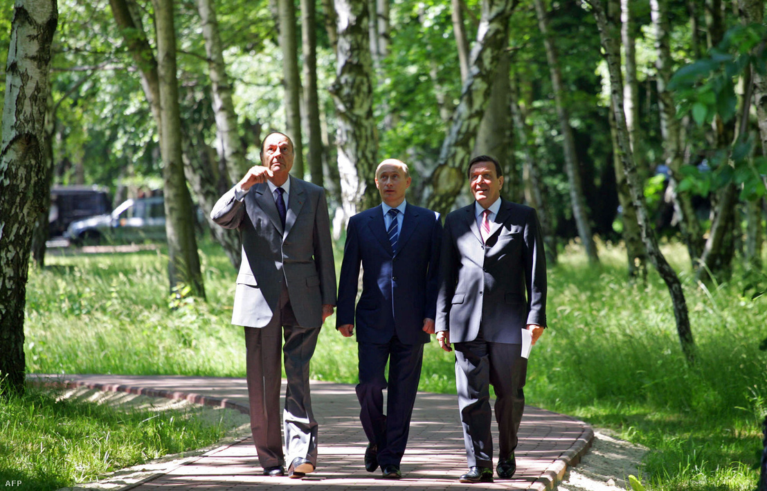 Jacques Chirac francia elnök, Vlagyimir Putyin orosz elnök és Gerhard Schröder német kancellár sétál egy parkban, a Kalinyingrádtól 40 km-re fekvő Szvetlogorszkban 2005. július 3-án. Putyin a Kalinyingrád, az egykori Königsberg megalapításának 750. évfordulója alkalmából rendezett háromnapos ünnepségek alkalmából látja vendégül politikustársait.