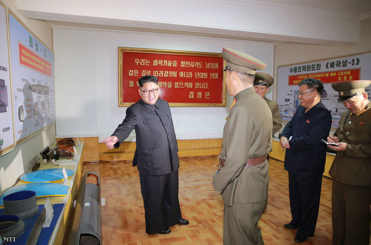 A KCNA észak-koreai hírügynökség által 2017. augusztus 23-án közreadott dátummegjelölés nélküli képen Kim Dzsong Un első számú észak-koreai vezető a Koreai Munkapárt első titkára (k) látogatást tesz a Védelmi Tudományos Akadémia Vegyipari Anyagtudományi Intézetében