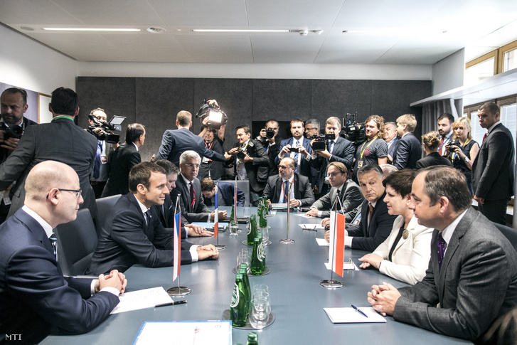 A Miniszterelnöki Sajtóiroda által közreadott képen Orbán Viktor magyar, Beata Szydlo lengyel, Bohuslav Sobotka cseh miniszterelnök, Emmanuel Macron francia államfő és Robert Fico szlovák kormányfő megbeszélése az Európai Unió állam- és kormányfőinek kétnapos csúcstalálkozója második napján Brüsszelben 2017. június 23-án