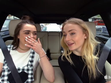 Sophie Turnernek és Maisie Williamsnek bitang jó hangja van