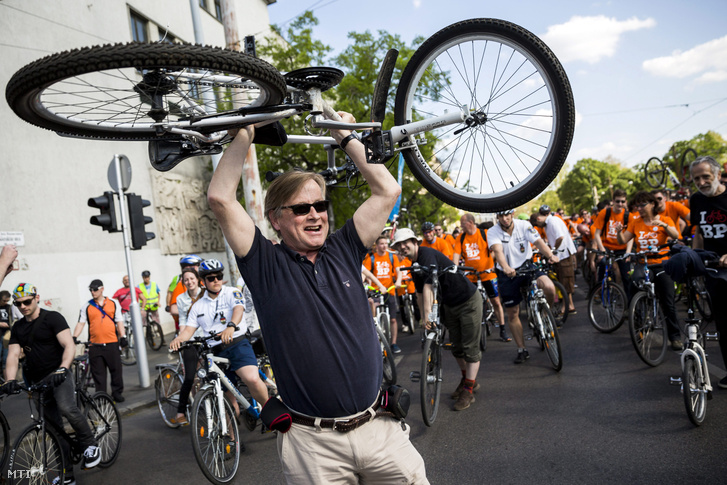 Hugo Gajus Scheltema Hollandia budapesti nagykövete az I Bike Budapest biciklis felvonuláson