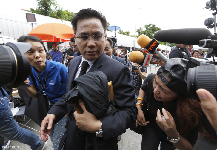 Norravit Larlaeng Jinglak Sinavatra volt thaiföldi miniszterelnök ügyvédje nyilatkozik a sajtó képviselőinek miután a thaiföldi legfelsőbb bíróság letartóztatási parancsot adott ki a volt kormányfő ellen Bangkokban 2017. augusztus 25-én.