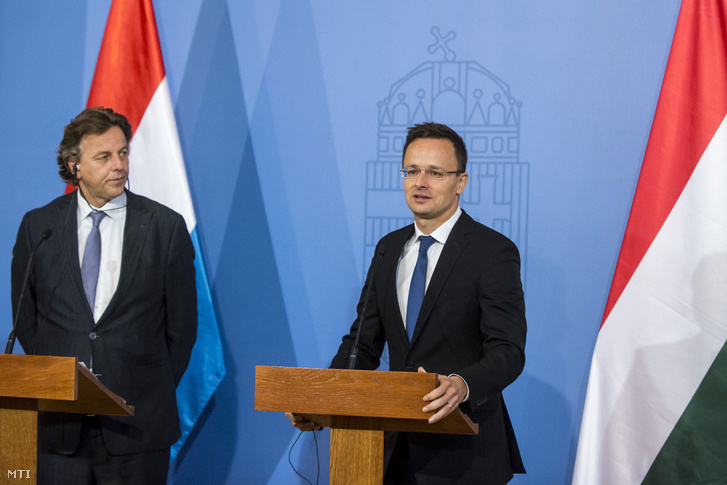Szijjártó Péter külgazdasági és külügyminiszter és Bert Koenders holland külügyminiszter sajtótájékoztatót tart a Külgazdasági és Külügyminisztériumban 2016. október 4-én.