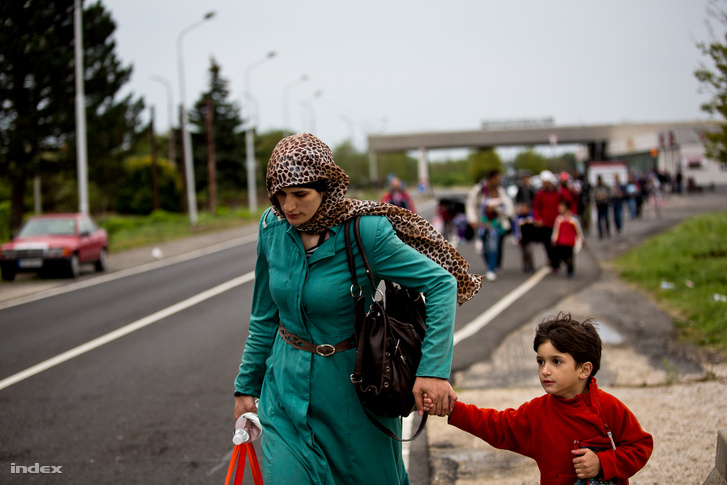 A hegyeshalmi határátkelő felé gyalogló menekültek 2015-ben