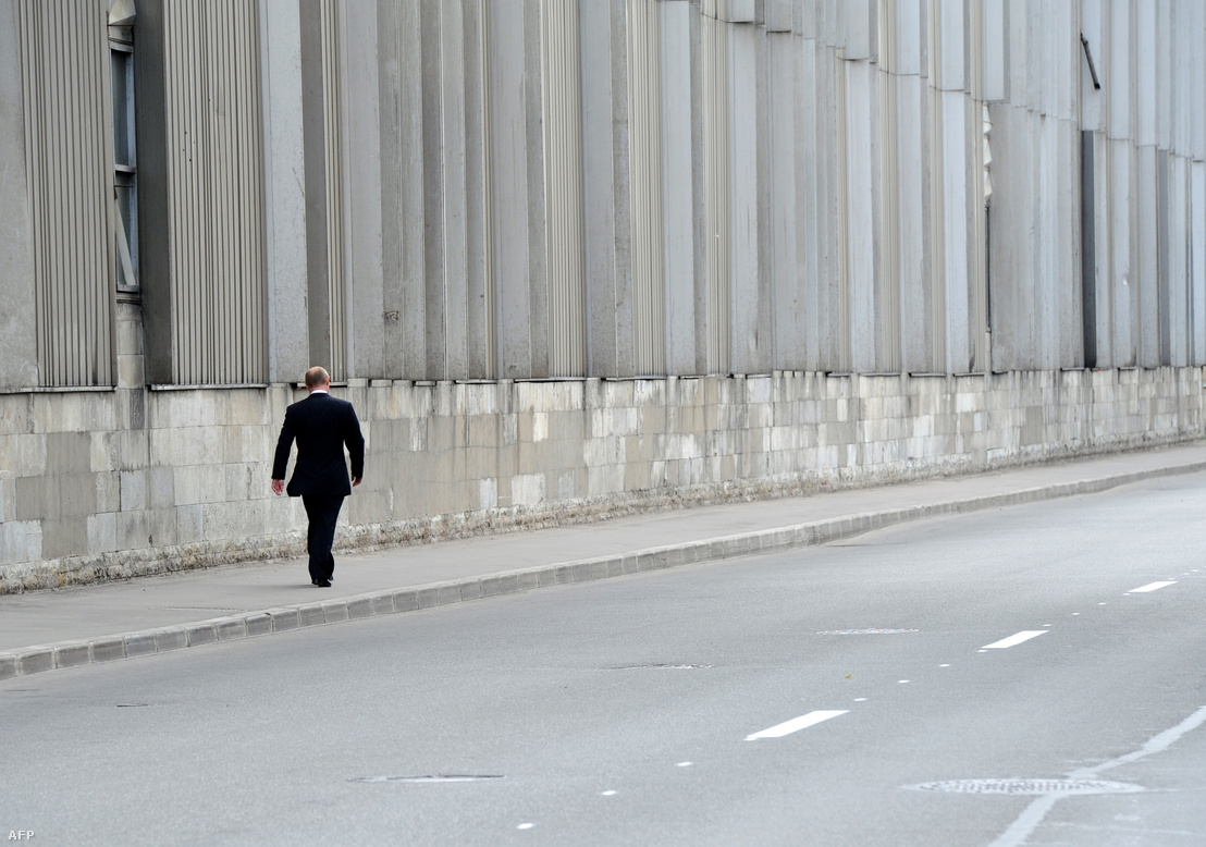 Putyin egyedül sétál volt edzője temetése után
