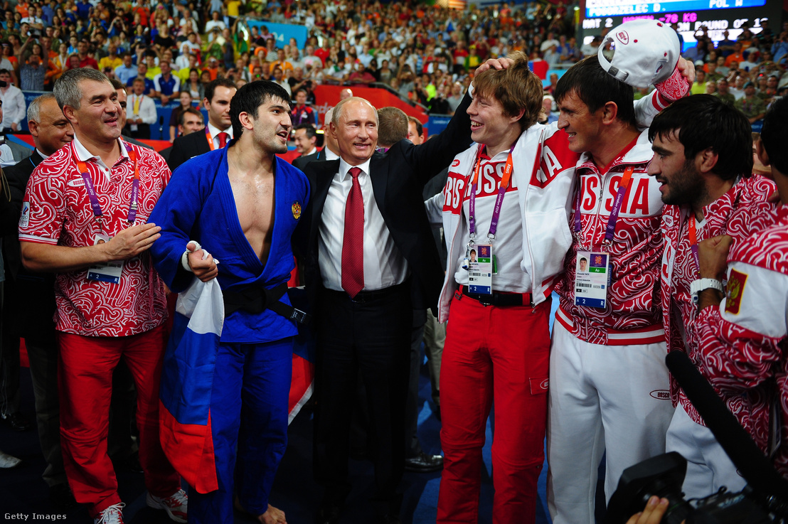 Putyin az orosz dzsúdócsapattal a londoni olimpián 2012-ben