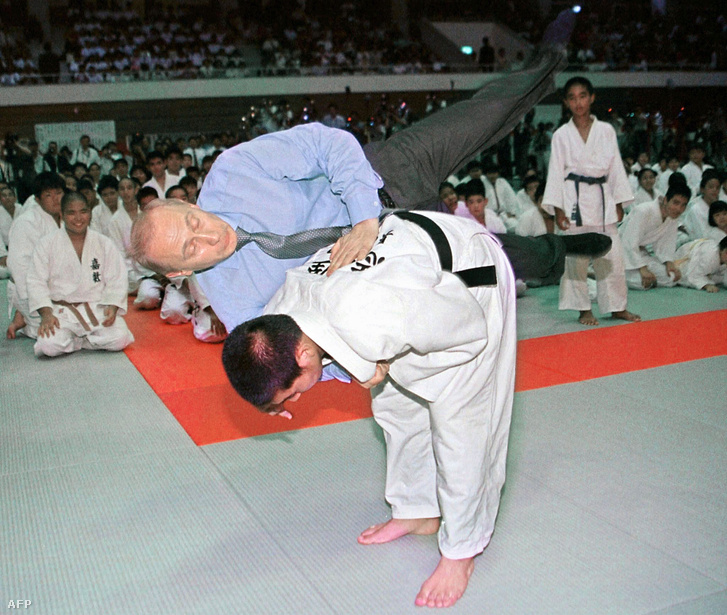 Egy dzsúdótanonc és Putyin egy japán dzsúdóiskolában 2000-ben