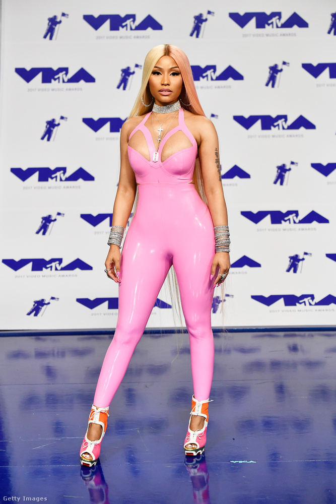 A magyar idő szerint hétfő hajnalban tartott MTV VMA-gálán Nicki Minaj is ott volt, tetőtől, na jó, mellközéptől talpig rózsaszín latexben