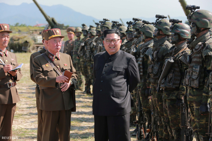 Kim Dzsongun egy augusztus 25-i hadgyakorlaton