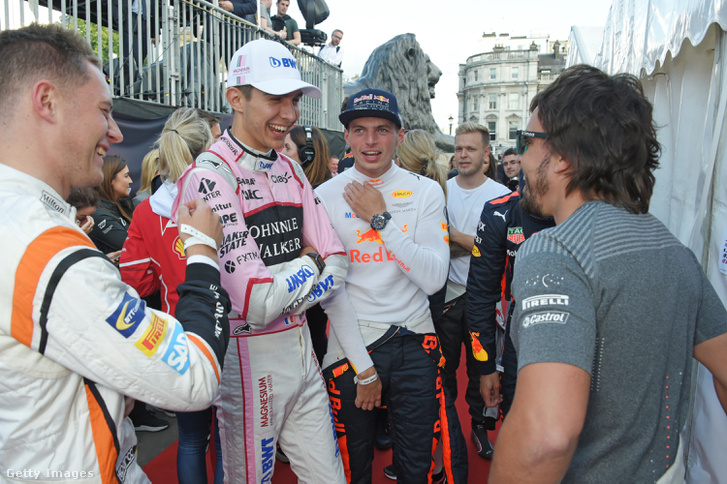 Ocon (rózsaszínben) Alonsóval nevet a júliusi londoni F1-parádén