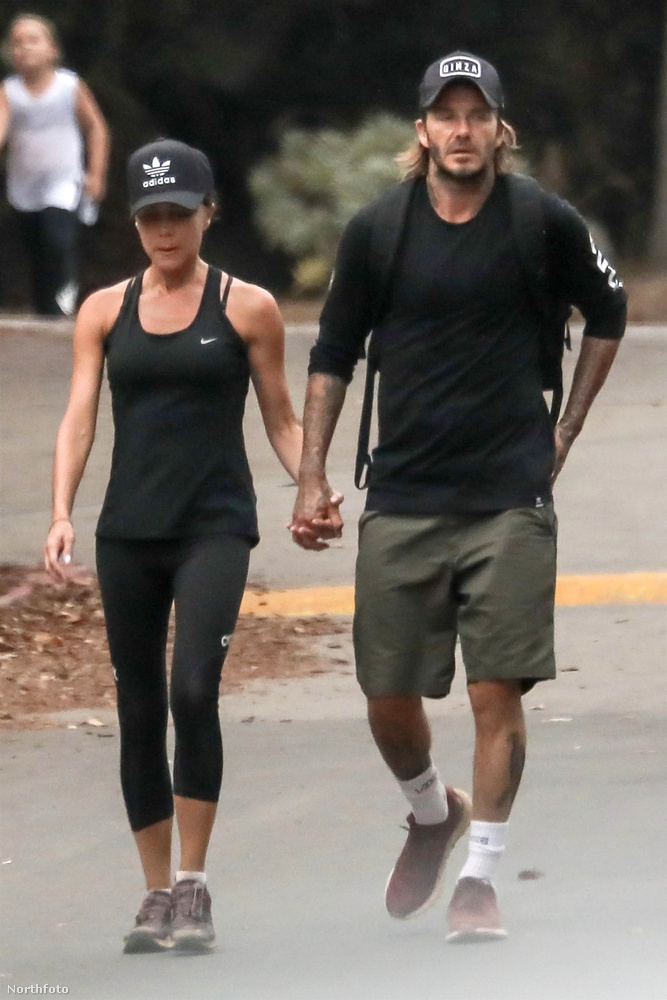A most látott, augusztus 23-ai képsorozat alapján viszont egy csapásra megnyugodhat a lelkünk, Beckhamék ugyanis még 18 évnyi házasság után is kéz a kézben sétálnak