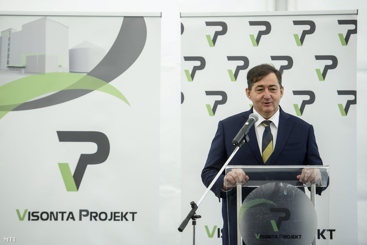 Mészáros Lőrinc, a Visonta Projekt Kft. tulajdonosa beszédet mond a cég búzafeldolgozó üzemének alapkőletételén Visontán