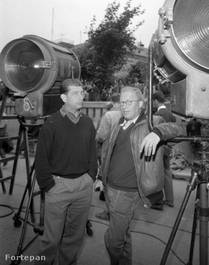 A Fűre lépni szabad című film forgatásának szünetében Makk Károly és Illés György operatőr, 1960