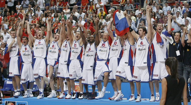 Orosz játékosok ünnepelnek aranyérmükkel az emelvényen miután 60-59-re legyőzték a spanyol válogatottat a madridi férfi kosárlabda Európa-bajnokság döntőjében 2007. szeptember 16-án.