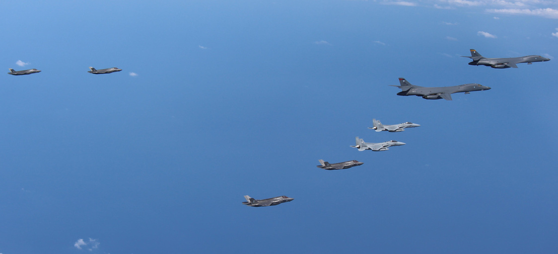 Az amerikaiak F-35-ösei és B-1 bombázói a dél-koreai légierő F-15-öseivel kötelékben