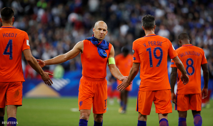 A holland Arjen Robben, Robin van Persie és Wesley Hoedt a meccs végén