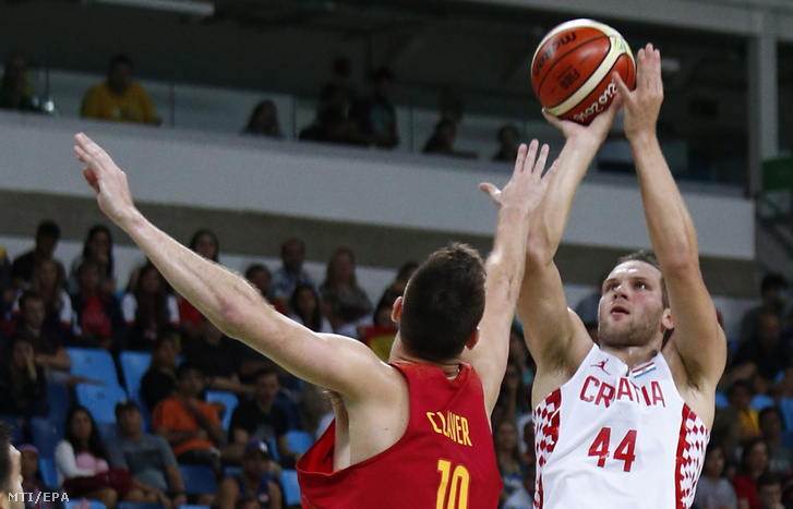 A spanyol Victor Claver és a horvát Bojan Bogdanovic a 2016-os riói nyári olimpia férfi kosárlabda selejtező B csoportjának első fordulójában